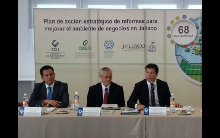 Niño Cota (d) detalla que el plan contempla cuatro objetivos estratégicos. ESPECIAL / @CCIJalisco