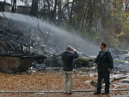 El avión estalla en llamas y se desintegra. La patrulla señala que éste golpeó un cable de energía eléctrica cuando descendía. AP / E. Suba