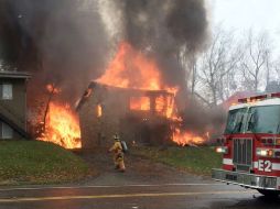 El aparato se impactó contra una vivienda y estalló, provocando que el inmueble y varios vehículos se incendiaran. AP / S. Ferrell