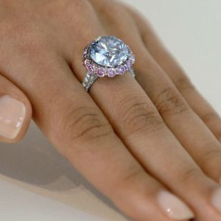 Venden diamante rosa por 28.5 millones de dólares en Ginebra