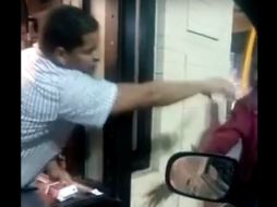 Además se escucha a las personas que estaban grabando el desagradable momento felicitar al empleado por su acción. YOUTUBE / Leave Youtube