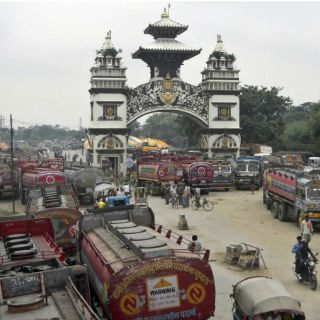 Nepal negocia con Bangladesh la compra de combustible