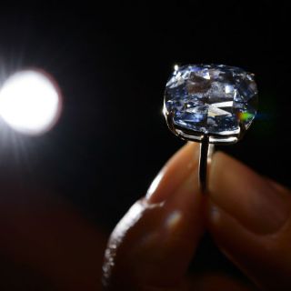 Subastan raro diamante azul por 48.5 millones de dólares