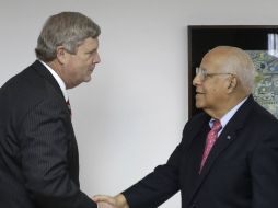 El secretario de agricultura estadounidense, Thomas Vilsack y Ricardo Cabrisas, vicepresidente cubano. AP / E. de la Osa