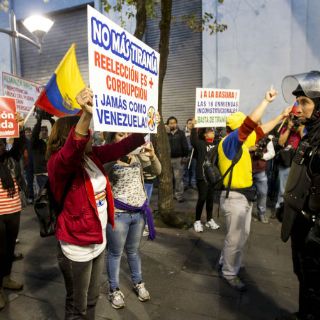 Miles de opositores marchan contra gobierno de Correa
