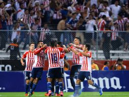 Los juagdores de Chivas celebran el gol de Marco Fabián. MEXSPORT / A. Macías