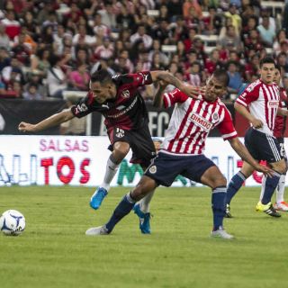 Carlos Salcido juega el Clásico mermado físicamente