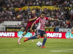 Marco Fabián tuvo una mala caída después de chocar con Alfonso González. EL INFORMADOR / R. Tamayo