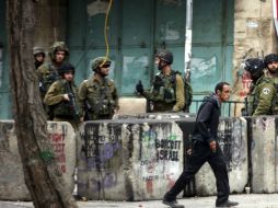 Unidades antiterroristas desplegaron fuertes medidas de seguridad, con el apoyo de helicópteros desde el aire. EFE / A. Al Hashlamoun