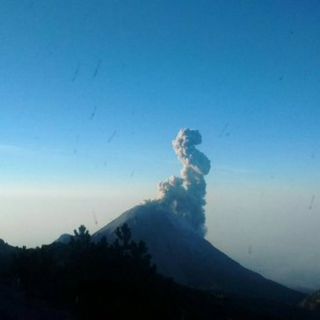 Volcán El Colima lanza fumarola de 1.5 kilómetros con ceniza