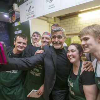 George Clooney visita un café para indigentes en Escocia
