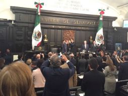 La entrega de la condecoración se llevó a cabo en sesión solemne del Senado. TWITTER / @JLozanoA