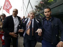 Empleados agredieron y destrozaron la camisa y el saco del director de recursos humanos de la aerolínea. AFP / ARCHIVO