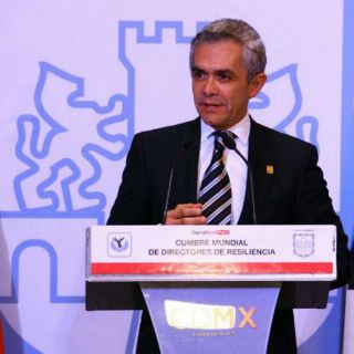 Mancera alista iniciativa para uso médico de mariguana
