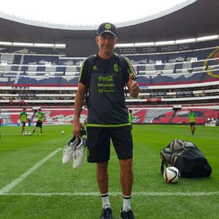 El Tri realiza reconocimiento a cancha del Azteca