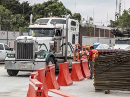 Actualmente los dos carriles centrales de Ávila Camacho se encuentran bloqueados de manera permanente por las obras. EL INFORMADOR / ARCHIVO