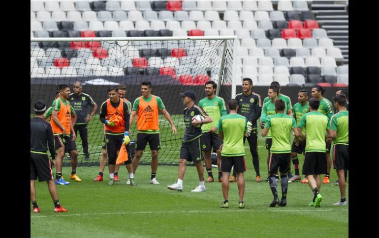Herrera desea suerte a los jugadores y al nuevo técnico nacional, Juan Carlos Osorio. NTX / I. Hernández