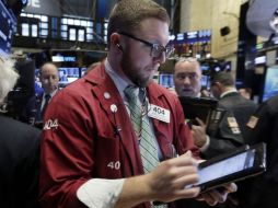 Al cierre de la sesión bursátil, el oro subía a mil 81.2 dólares la onza. AP / R. Drew