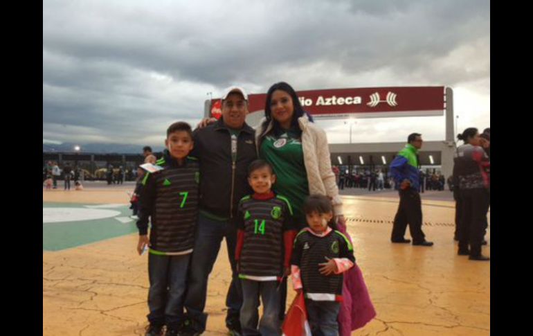 Poca gente va en busca de entradas, hay más seguridad que público en el Coloso de Santa Úrsula. TWITTER / miseleccionmx