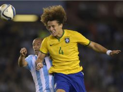 Brasil se quedó con uno menos cuando su defensor David Luiz fue expulsado por doble amarilla. AFP / J. Mabromata