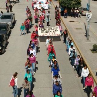 Padres de los 43 y normalistas piden alto a la 'represión'