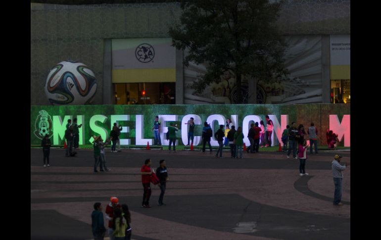 Cientos de aficionados arribaron al Estadio Azteca para ver el partido México-El Salvador. NTX / I. Hernández
