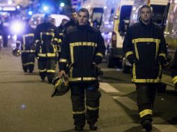 Bomberos acudieron al Batalclan para apagar el incendio que se originó a raíz de las explosiones. EFE / E. Laurent