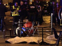 La cifra de víctimas mortales por los atentados en París supera el centenar. AP / T. Camus
