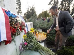 En Serbia realizan ofrendas a los fallecidos en los atentados de París. EFE / K. Sulejmanovic