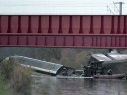 Según testigos presenciales, el tren volcó y parte de los vagones cayeron a un canal, antes de prenderse fuego. AFP / F. Florin