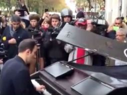 El pianista, identificado como David Martello durante su breve presentación. YOUTUBE / The Viral YT