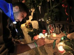 Al menos 129 personas han fallecido tras los atentados. EFE / S. Pantzartzi