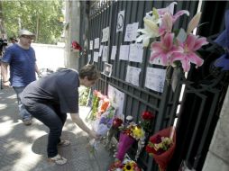 Chilenos y franceses manifestaron su repulsa a los atentados en la embajada de Francia en Santiago. EFE / S. Silva