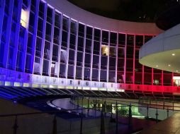 La sede del Senado se iluminó con los colores de la bandera francesa como símbolo de solidaridad. NTX / ESPECIAL