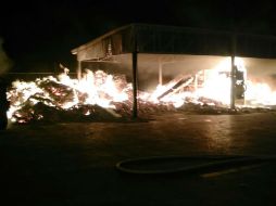 El incidente ocurrió afuera de las naves industriales de la empresa, donde se almacenaba cartón y material reciclable. ESPECIAL /