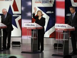 En el duelo dialéctico los participantes Bernie Sanders, Martin O'Malley y la ex primera dama condenaron los ataques en París. AP / C. Neibergall