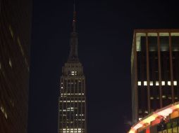 Es la segunda noche consecutiva que el edificio de 102 pisos permanece apagado. AP / P. Sison