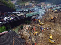 Cuerpos de rescate continúan realizando labores para localizar a supervivientes. AFP /