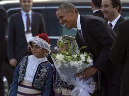 Dos pequeños con trajes típicos de Antalya posan con Obama a su arribo al aeropuerto. AP / S. Walsh