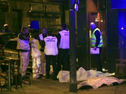 Personal médico resguarda los cadáveres de las víctimas. AP / T. Camus