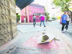 Trabajadores de una empresa cablera repararon la banqueta que perforaron, pero quedó en pésimas condiciones. EL INFORMADOR / P. Franco