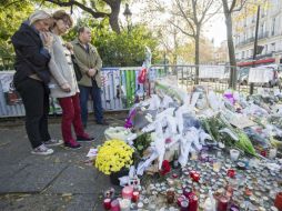 Ciudadanos llevaron flores para conmemorar a los caídos en los ataques. EFE / J. Warnand