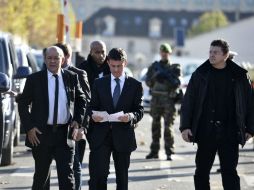 Manuel Valls (al centro) recorre los lugares afectados acompañado por el ministro de la Defensa Jean-Yves Le Drian. EFE / E. Feferberg