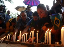 Los presentes a las vigilias muestran su solidaridad con el pueblo francés y se unen contra los terroristas. EFE / M. Sayão