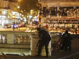 La situación provocó que los granaderos que vigilan el lugar se prepararan para disparar. EFE / M. Christians