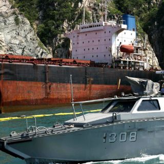 Avanza retiro de combustible de buque encallado en Jalisco