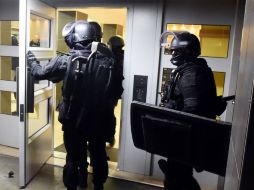 Autoridades francesas realizan cateos a viviendas y edificios en búsqueda de más pistas. AP /