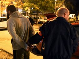 Un hombre es aprehendido tras una redada en Tolouse. AP /