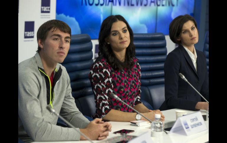 Sergey (i), Yelena (c) y Anna Chicherova se pronunciaron por la decisión de la IAAF. AP / P. Golovkin