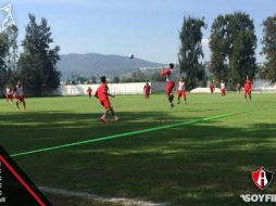 Los Rojinegros saltaron al campo para realizar ejercicios de calentamiento y trotar. TWITTER / @atlasfc